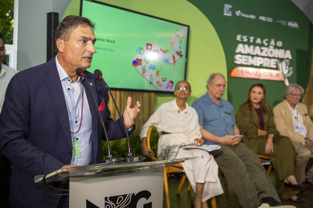 The Swiss Ambassador to Brazil, Hanspeter Mock, presenting the Road to Belem program in front of high-level authorities