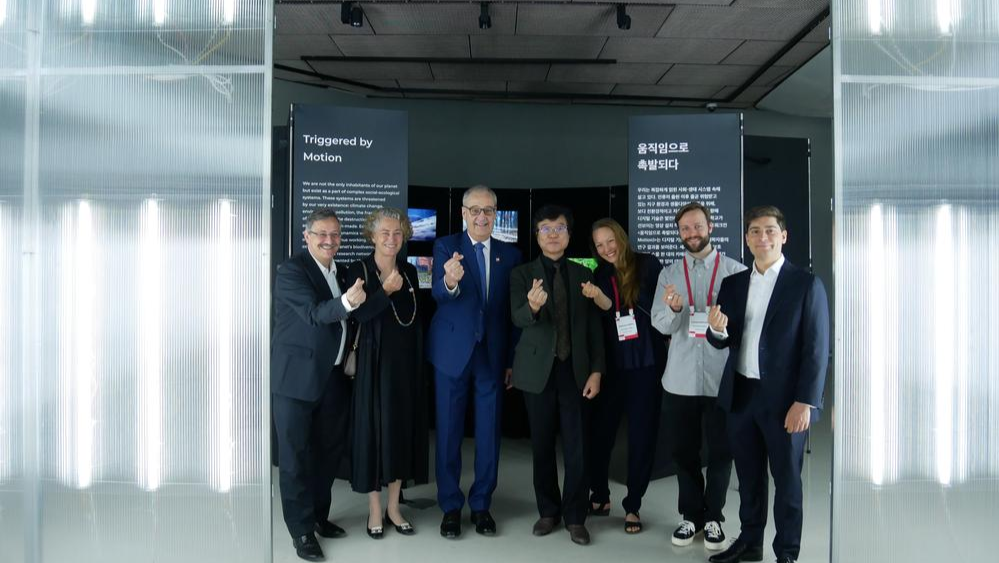 Federal Councillor Guy Parmelin visiting Travel Across Boundaries exhibition in Seoul on May 2023