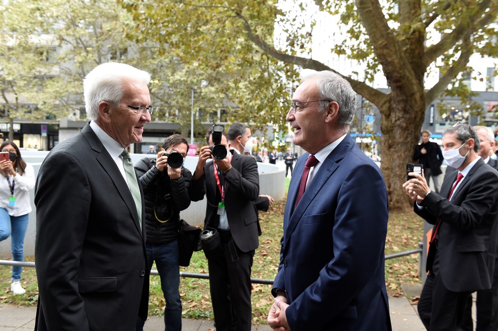 Guy Parmelin, President if the Swiss Confederation, meets Winfried Kretschmann, Prime Minister of the Federal State Baden-Württemberg, at the Pop-up House of Switzerland in Stuttgart.