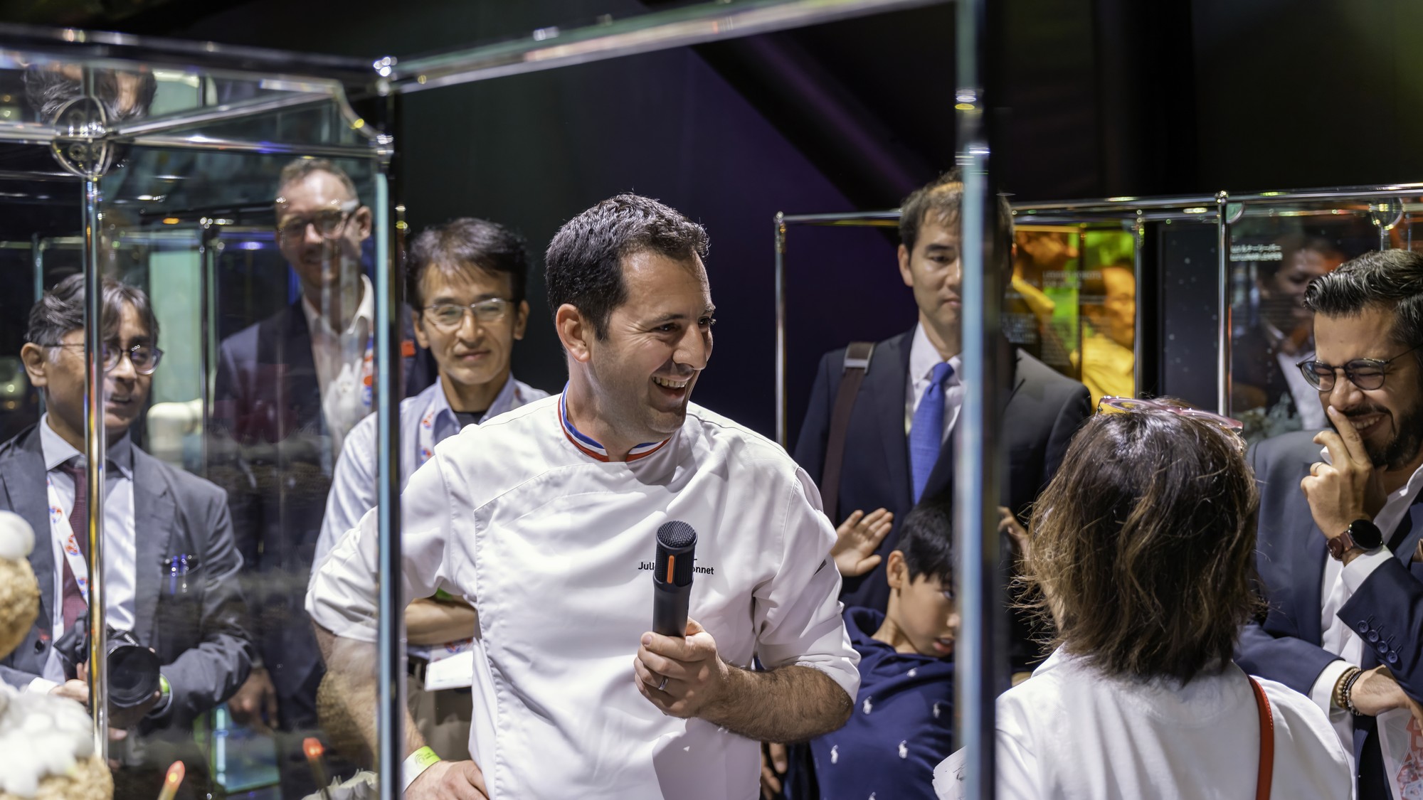 Chef Julien Boutonnet (EHL) presenting the RoboCake in the Swiss Pavilion exhibition space