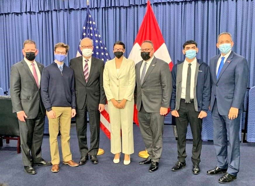 Group picture taken during the signing ceremony for the MoU on apprenticeships | From left to right: Marty Walsh, Secretary of Labor; Parker Horejs, apprentice Nagra; President Guy Parmelin, Noemi Caballero Rodrigez, apprentice Nagra; Miguel Cardona, Secretary of Education; Alan Moreno, apprentice Stadler; Don Graves, Deputy Secretary of Commerce.