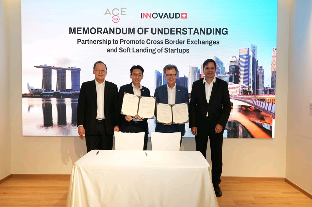 MOU Signing (with from left to right) Minister Tan See Leng, ACE.sg CEO Patrick Lim, Innovaud CEO Patrick Barbey, Ambassador Frank Grütter