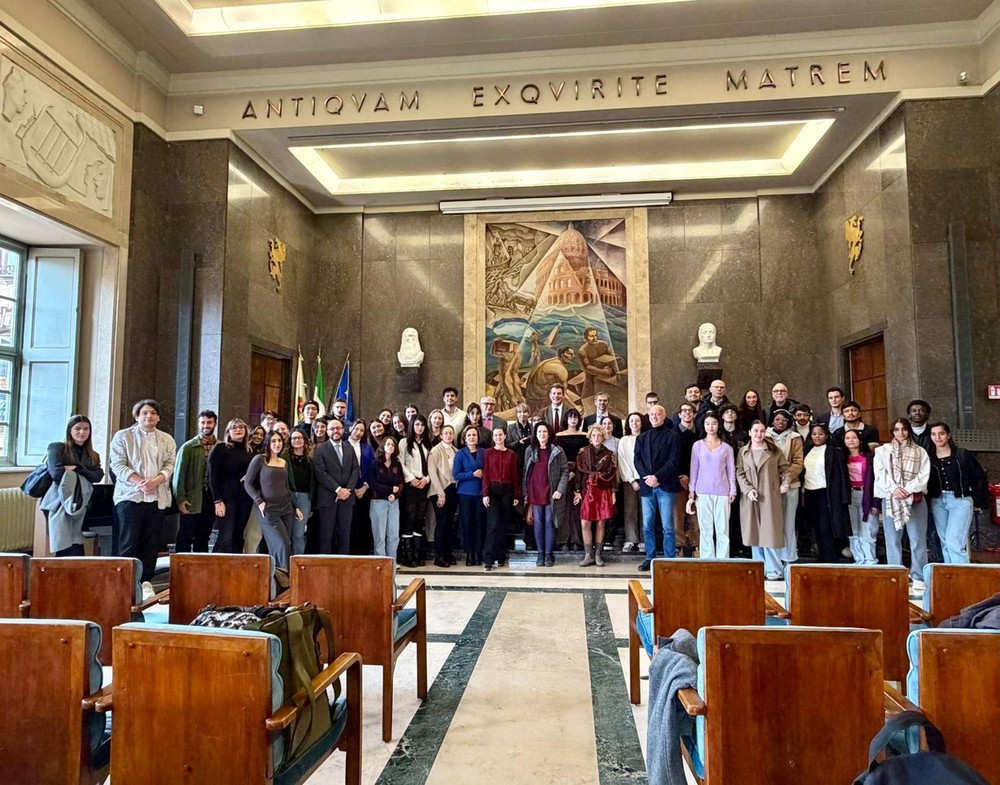Ambassador Roberto Balzaretti with students from the University for Foreigners of Perugia after a lecture on: “The value of law and balance in a world in transition”. © DFAE