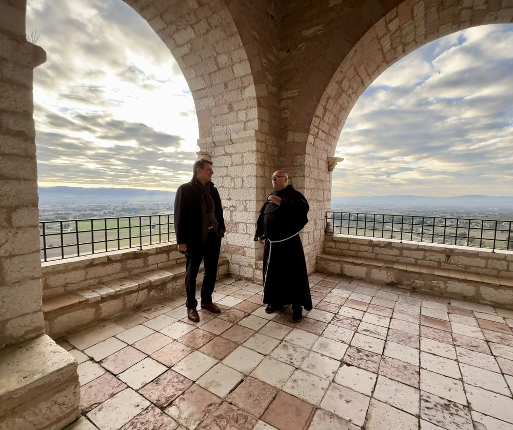 In Cammino Con La Svizzera, Umbria, ended in the churchyard of the Basilica of San Francesco in Assisi with Fra Marco Moroni, Custodian of the Sacred Convent. © DFAE
