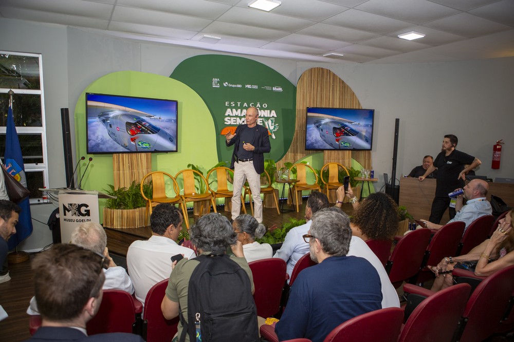 Bertrand Piccard delivering his keynote at the Goeldi Museum