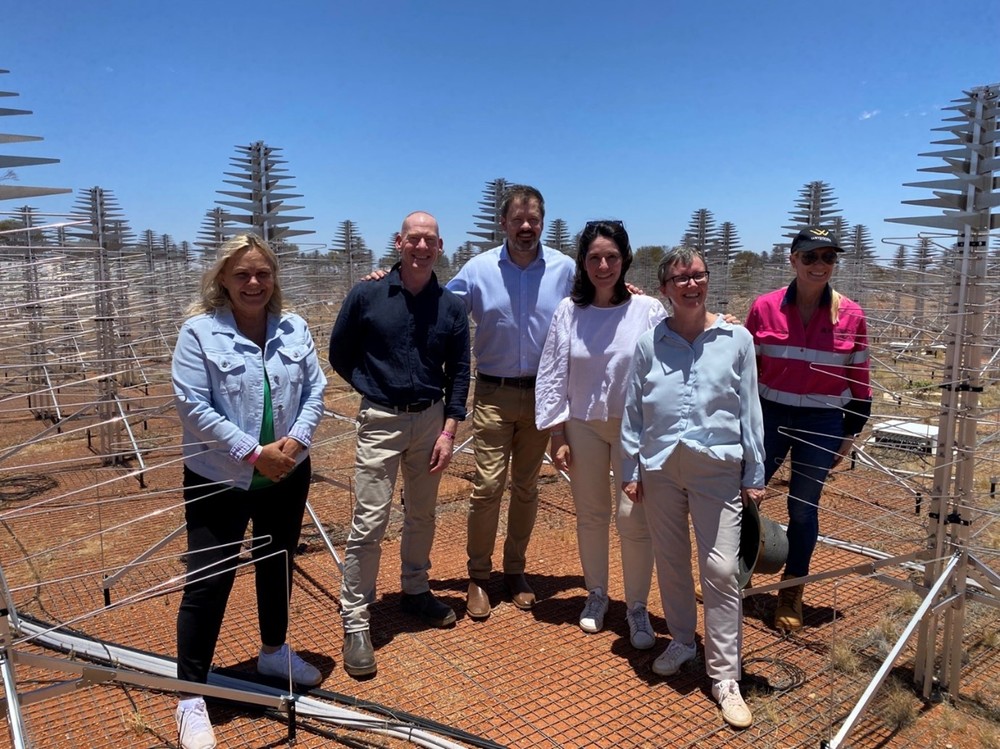 ‘Group picture at the SKA-Low prototype, Murchison, Western Australia’ (© Embassy of Switzerland in Australia (2022) (Ed Husic, Minister for Industry and Science – middle / Caroline Bichet-Anthamatten, Ambassador of Switzerland to Australia – third from right / Sarah Pearce, SKAO Telescope Director for SKA-Low – second from right)