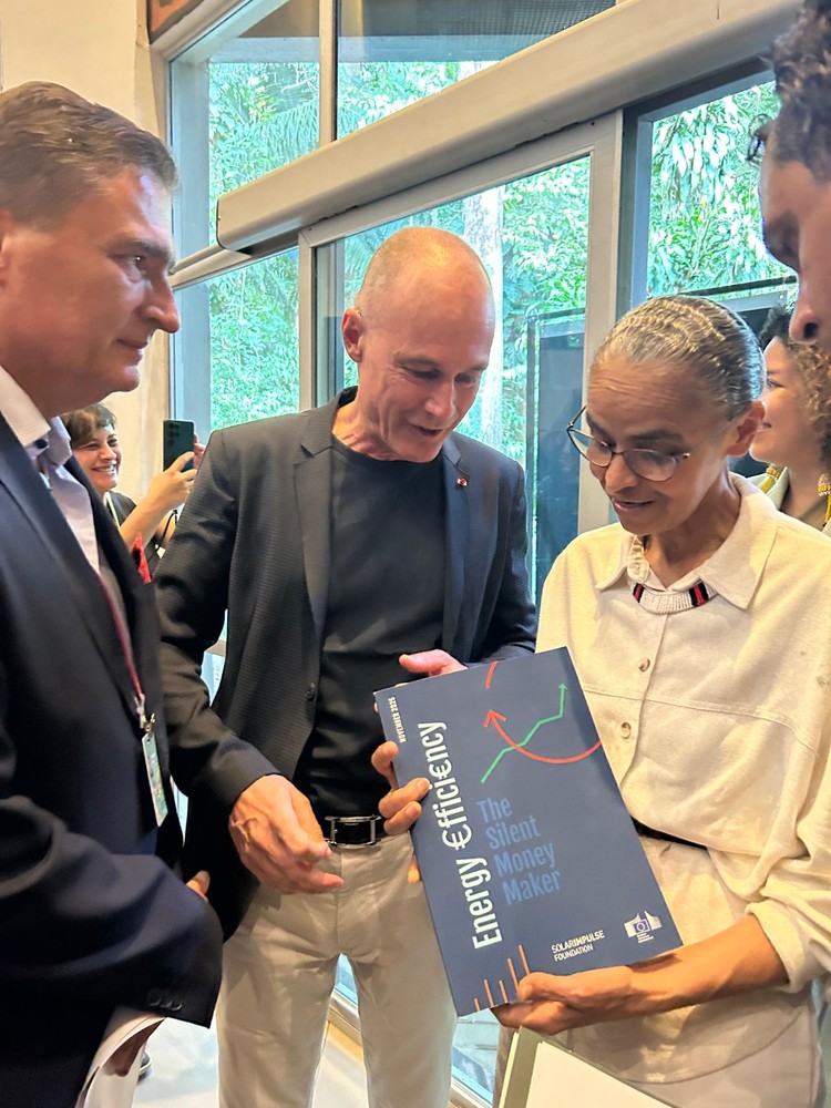 Brazil's Minister of Environment & Climate Change, Marina Silva, being introduced to Solar Impulse's last research