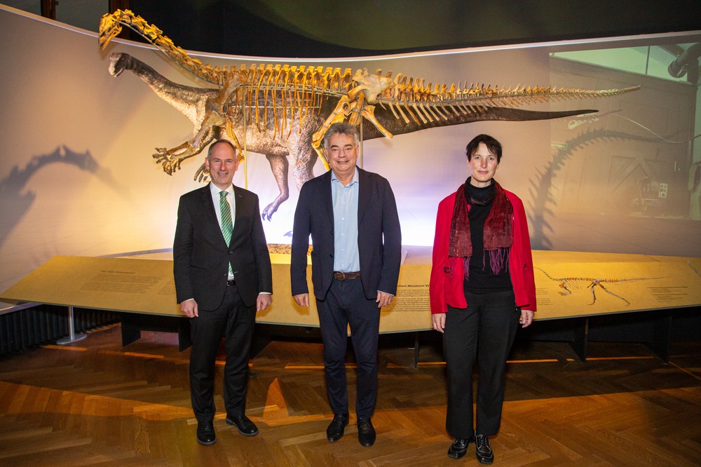 From left to right: Mag. Markus Roboch, CFO NHM Vienna; Vice-Chancellor Mag. Werner Kogler; Dr. Katrin Vohland, CEO NHM Vienna