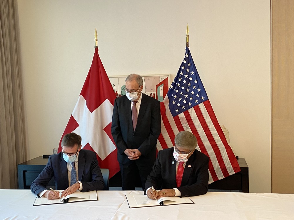 Prof. Matthias Egger, President of the National Research Council of SNSF, and Dr. Sethuranman Panchanathan, Director of the NSF, signing the MoU.